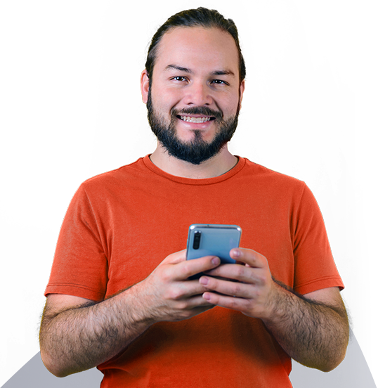Hombren con camiseta de color naranja con su télefono celular en las manos
